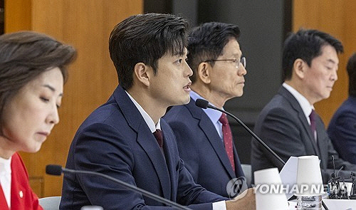 김용태(왼쪽에서 두 번째) 국민의힘 비상대책위원장이 22일 서울 여의도 한국거래소에서 김문수 대선후보가 참석한 가운데 열린 중앙선거대책위원회 현장 회의에서 발언하고 있다. [연합뉴스]